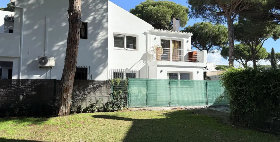 Short-term rent of townhouse in New Golden Mile 1