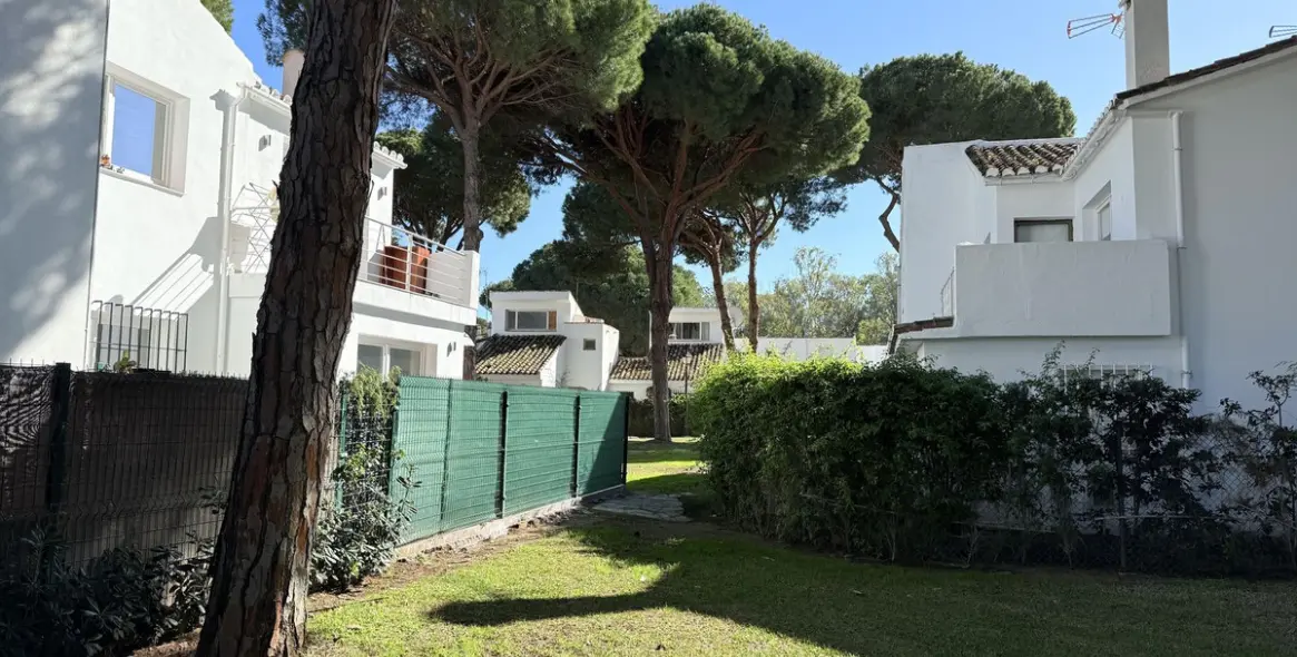 Short-term rent of townhouse in New Golden Mile 14