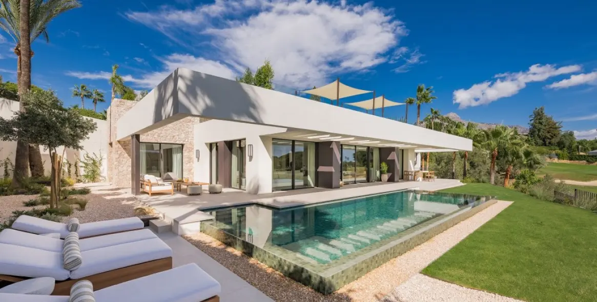 Venta de villa independiente en Nueva Andalucía 1