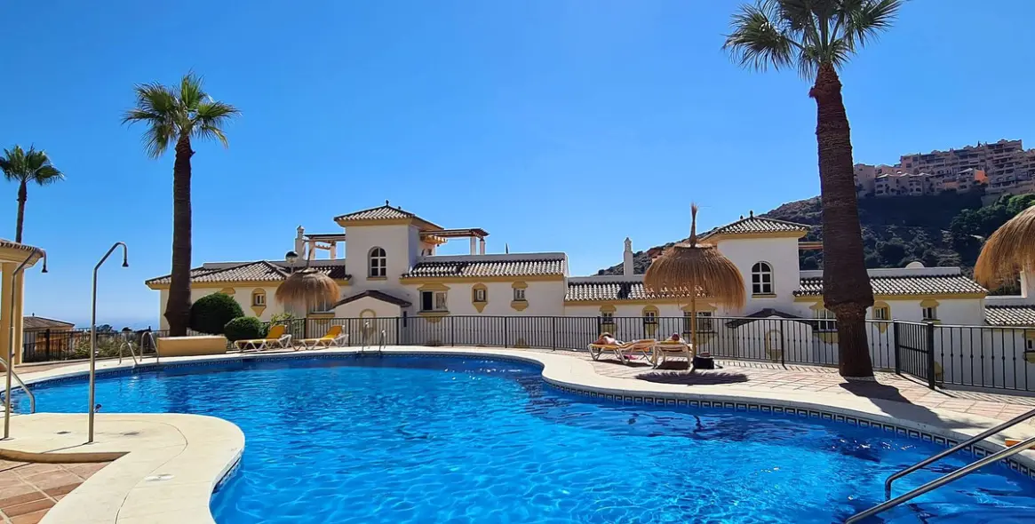 Sale of middle floor apartment in Calahonda 1