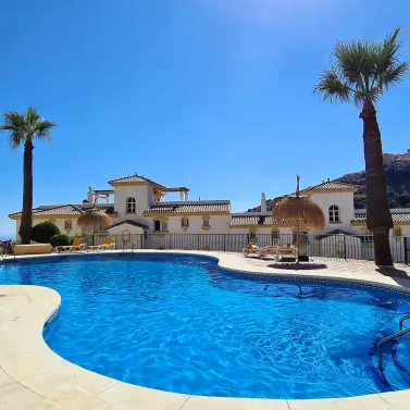 Sale of middle floor apartment in Calahonda