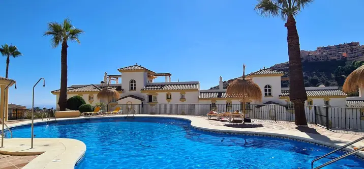 Sale of middle floor apartment in Calahonda 0