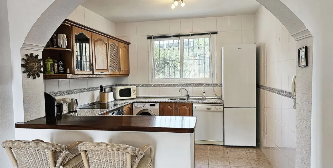 Sale of middle floor apartment in Calahonda 2