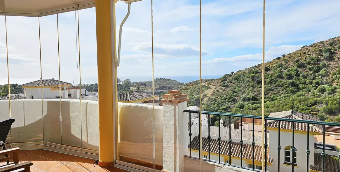 Sale of middle floor apartment in Calahonda 3