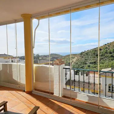 Sale of middle floor apartment in Calahonda