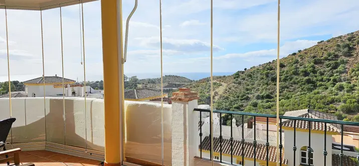 Sale of middle floor apartment in Calahonda 2