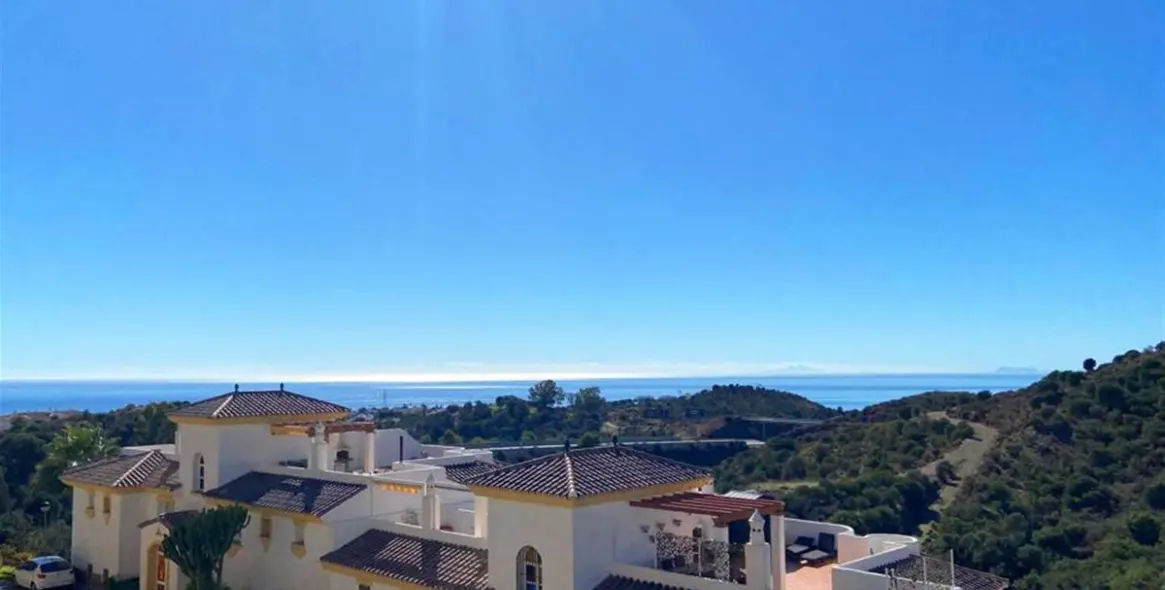 Sale of middle floor apartment in Calahonda 4