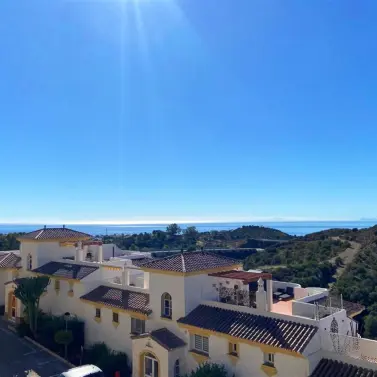 Sale of middle floor apartment in Calahonda