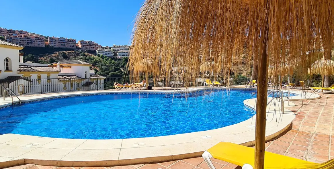 Sale of middle floor apartment in Calahonda 5