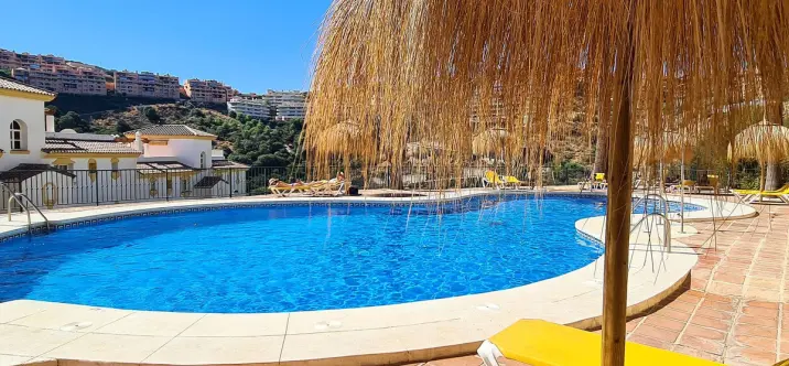 Sale of middle floor apartment in Calahonda 4