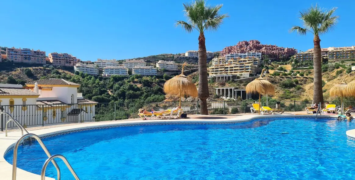 Sale of middle floor apartment in Calahonda 6