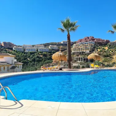 Sale of middle floor apartment in Calahonda