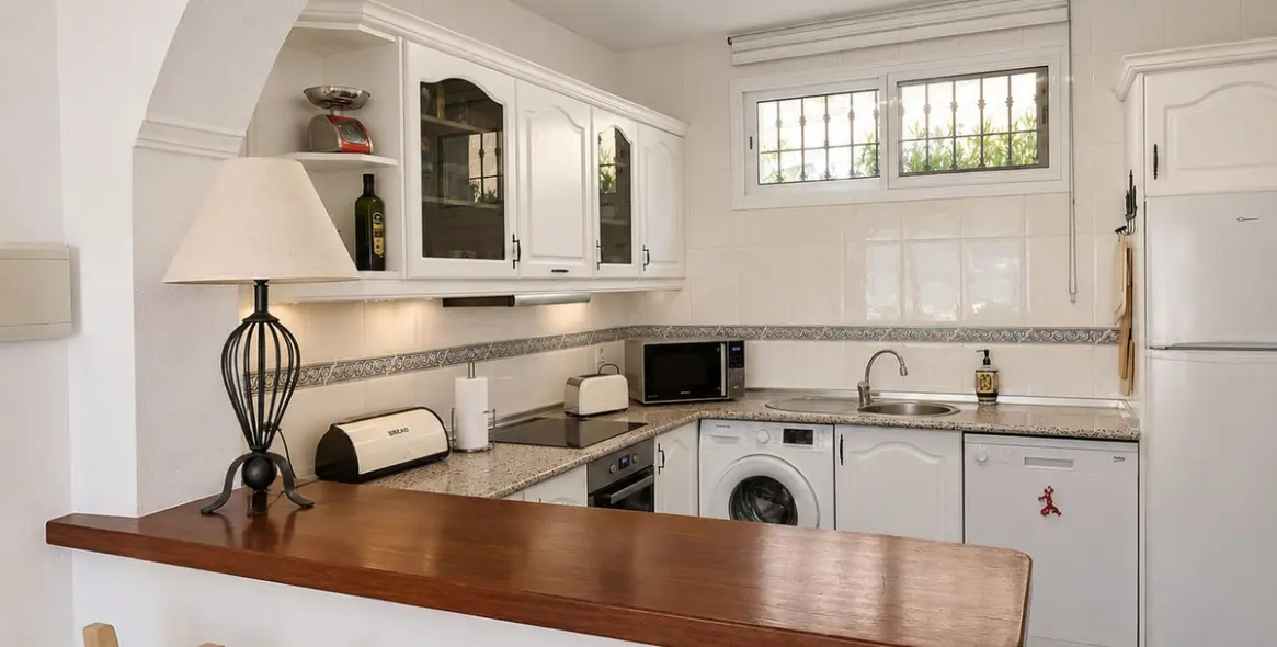 Sale of middle floor apartment in Calahonda 7