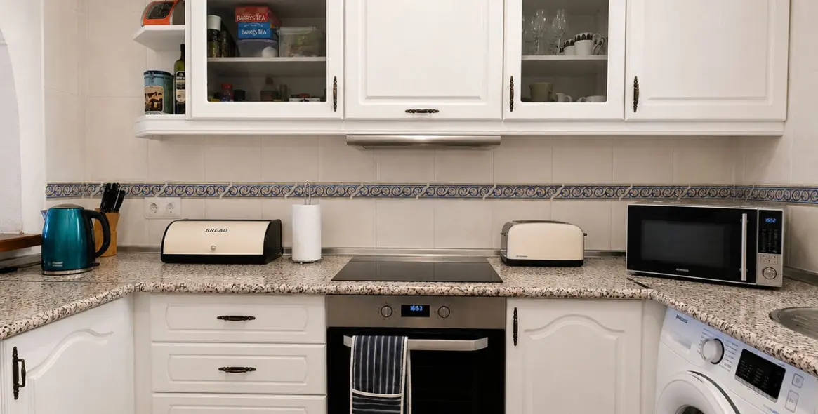 Sale of middle floor apartment in Calahonda 8
