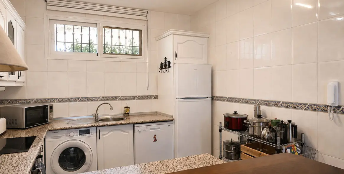 Sale of middle floor apartment in Calahonda 9