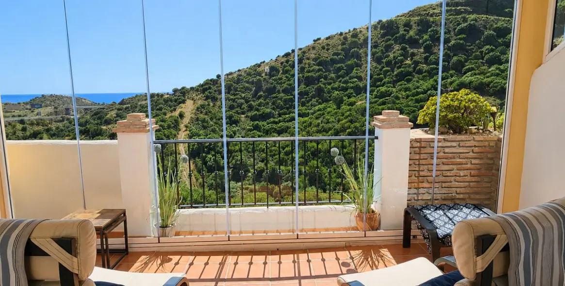 Sale of middle floor apartment in Calahonda 10