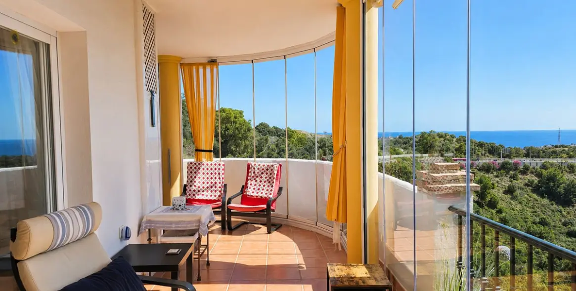Sale of middle floor apartment in Calahonda 11