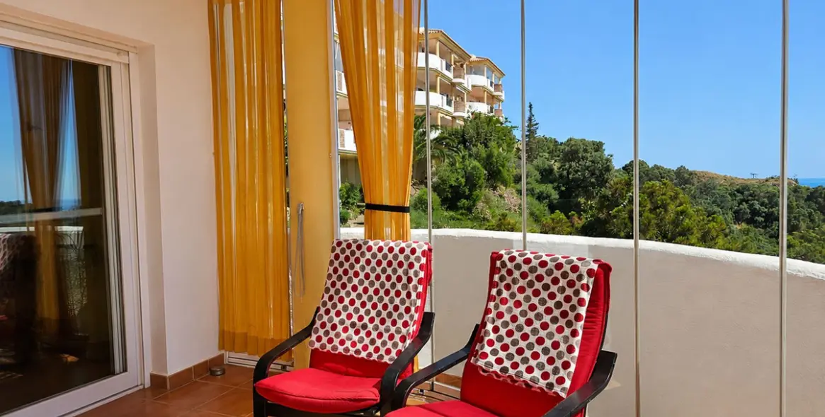 Sale of middle floor apartment in Calahonda 12