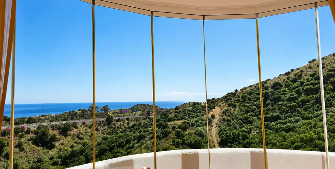 Sale of middle floor apartment in Calahonda 13