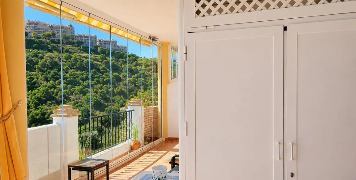 Sale of middle floor apartment in Calahonda 14