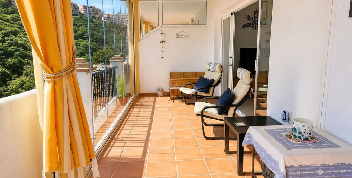Sale of middle floor apartment in Calahonda 15