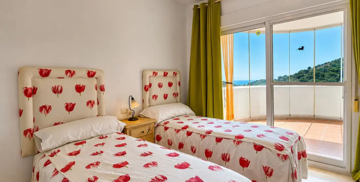 Sale of middle floor apartment in Calahonda 17