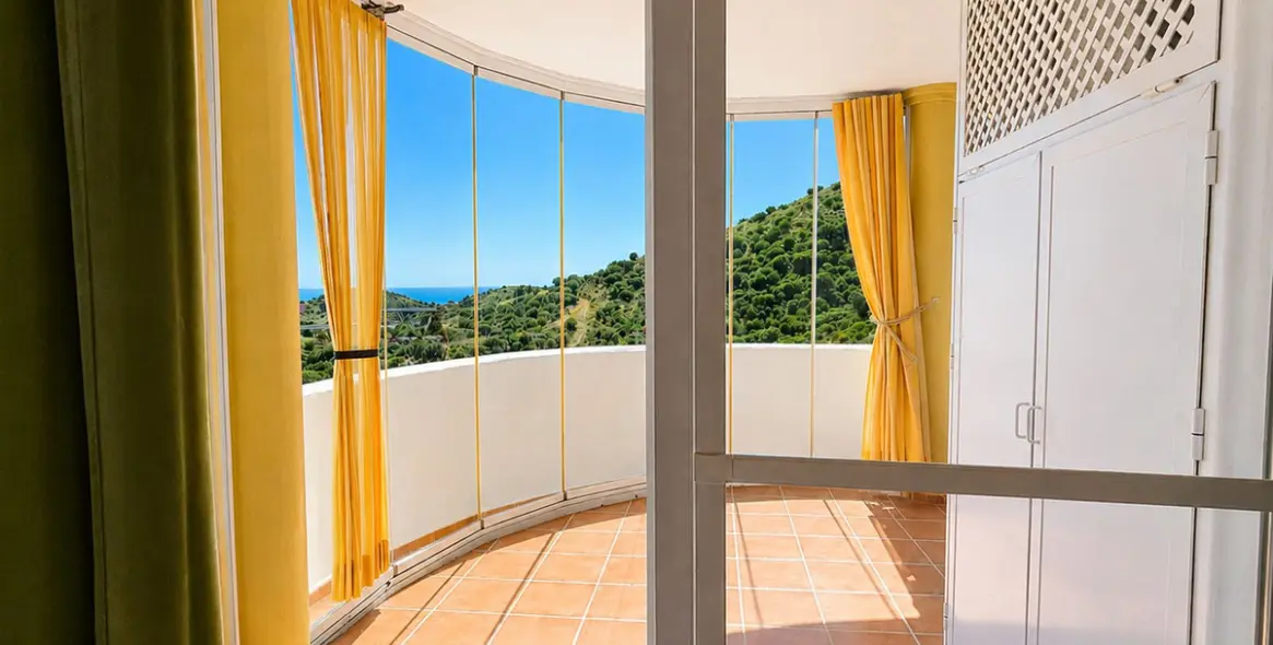 Sale of middle floor apartment in Calahonda 18