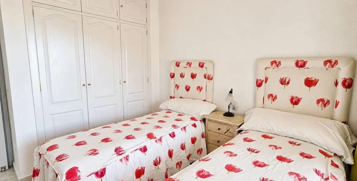 Sale of middle floor apartment in Calahonda 19