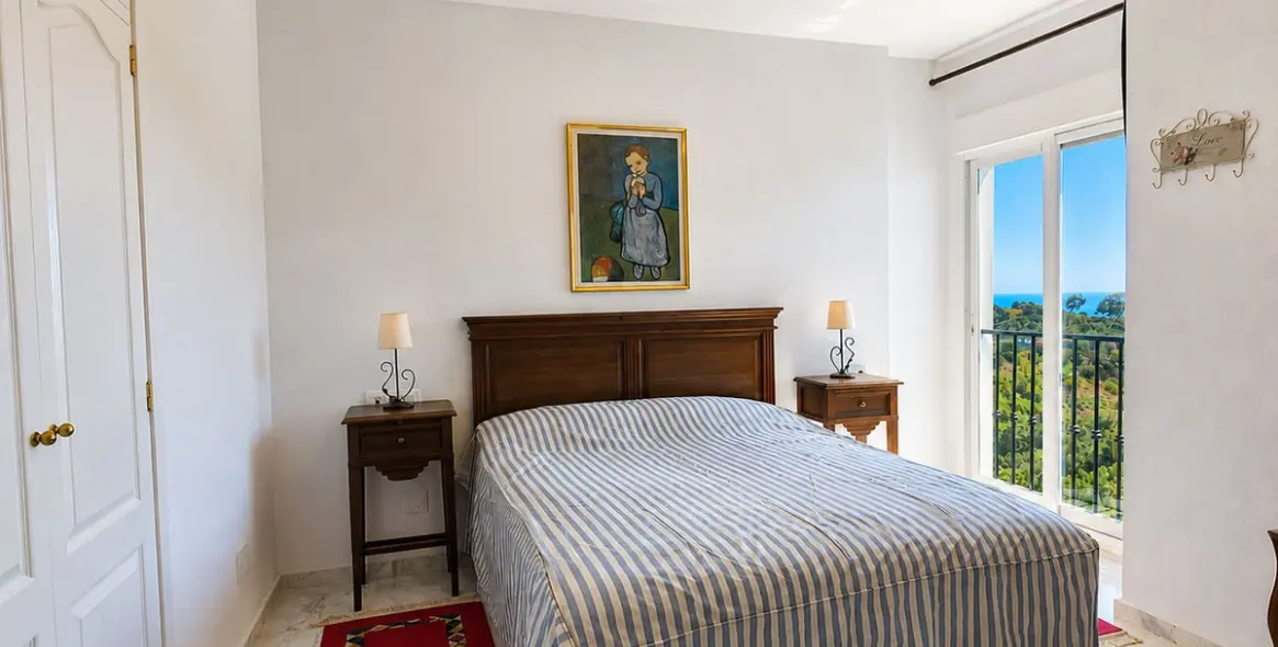 Sale of middle floor apartment in Calahonda 20