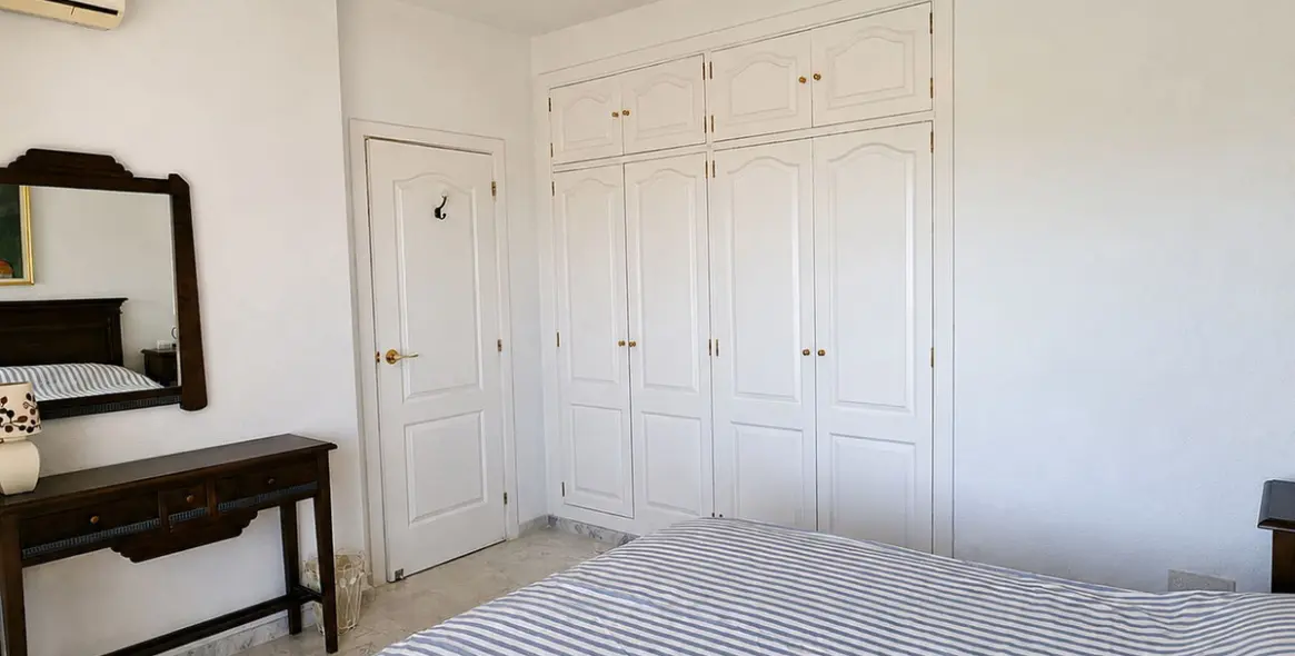 Sale of middle floor apartment in Calahonda 21