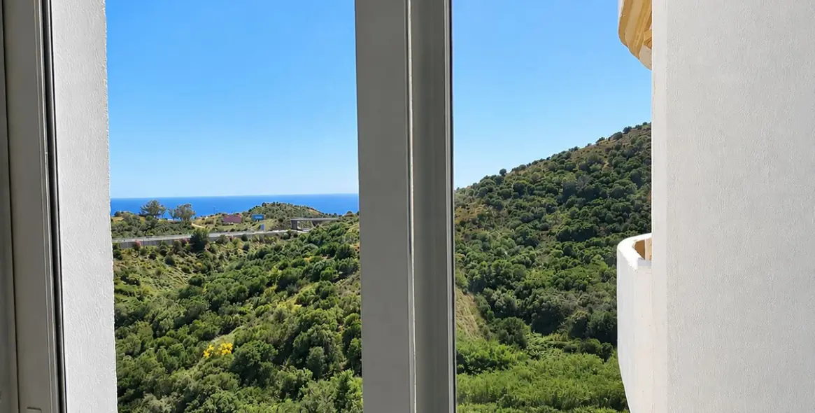 Sale of middle floor apartment in Calahonda 22