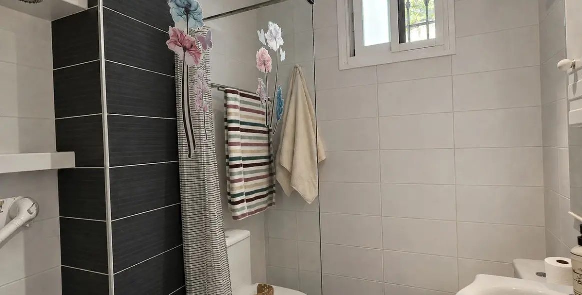 Sale of middle floor apartment in Calahonda 23