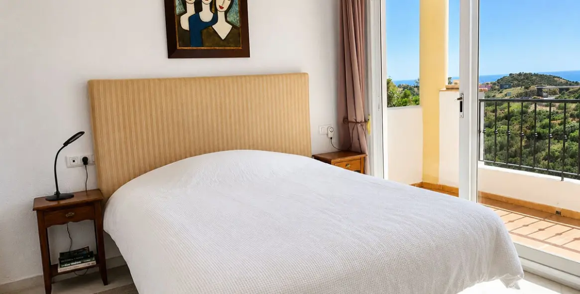 Sale of middle floor apartment in Calahonda 24