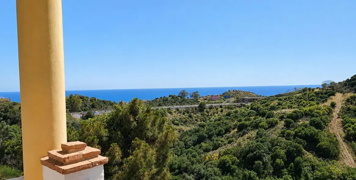 Sale of middle floor apartment in Calahonda 25