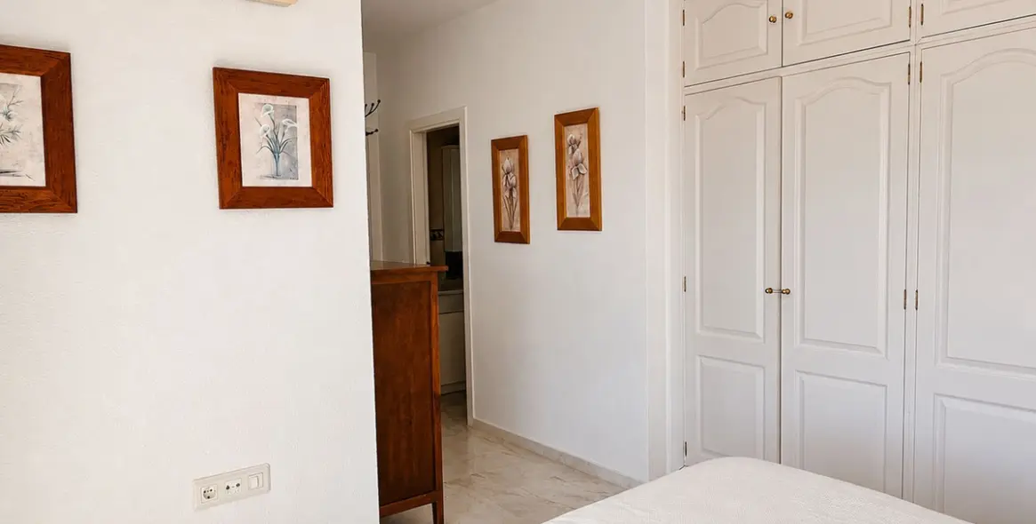 Sale of middle floor apartment in Calahonda 26