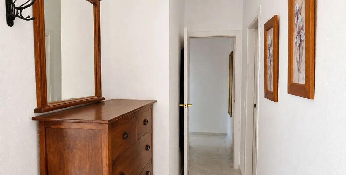 Sale of middle floor apartment in Calahonda 27