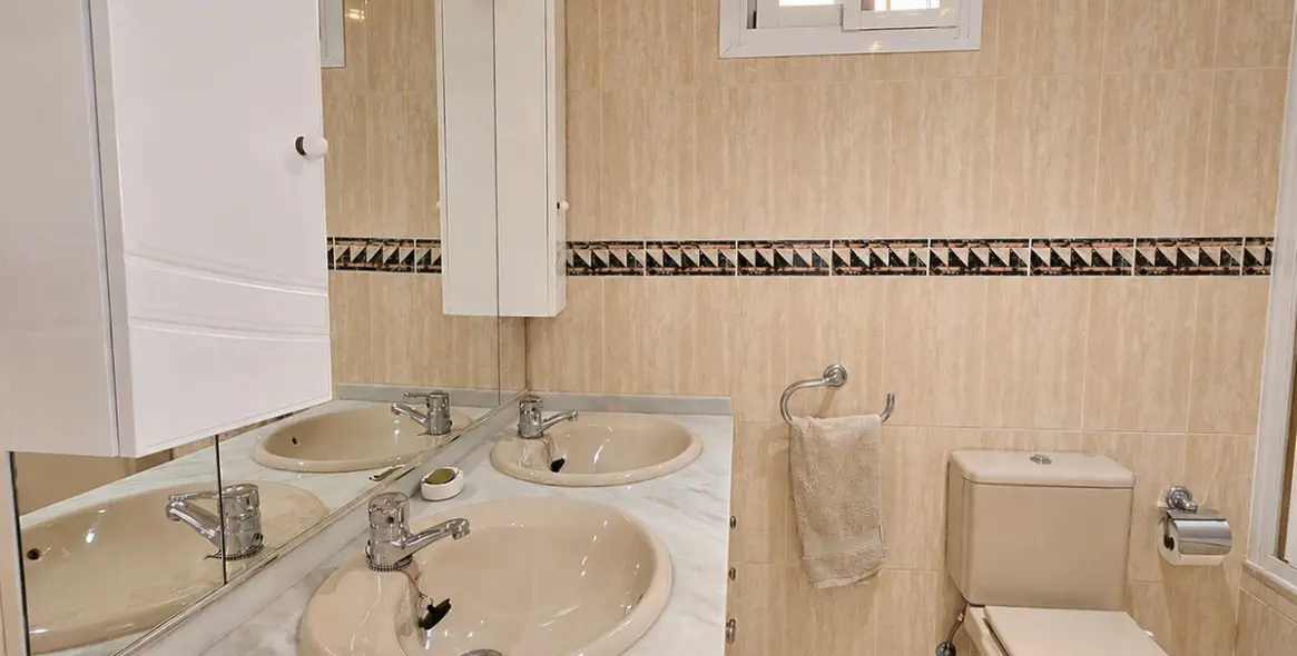 Sale of middle floor apartment in Calahonda 28