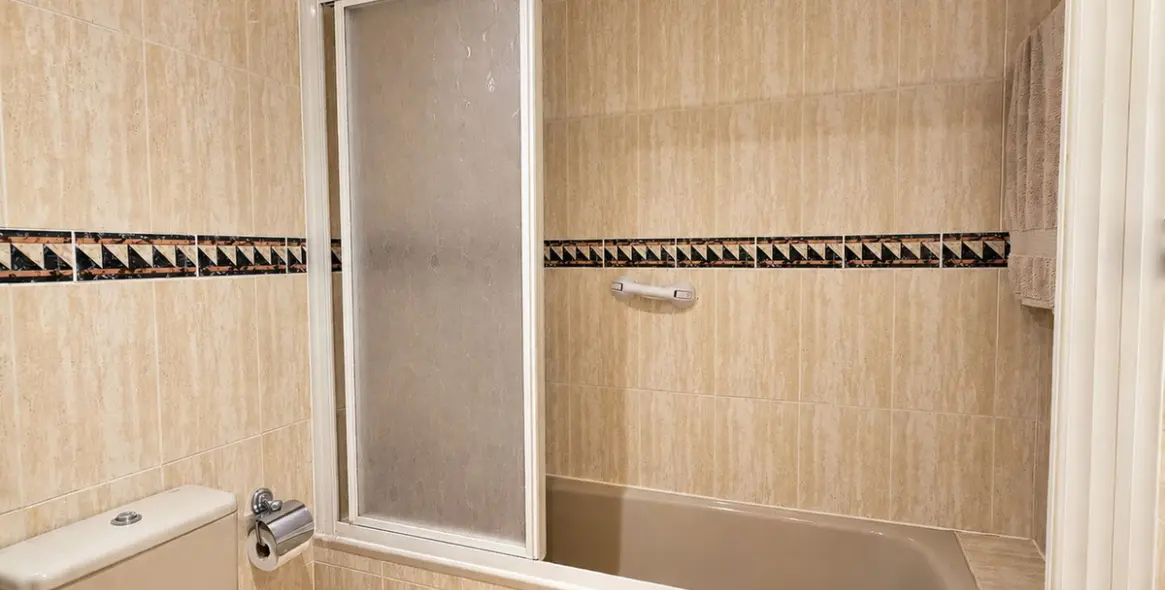 Sale of middle floor apartment in Calahonda 29