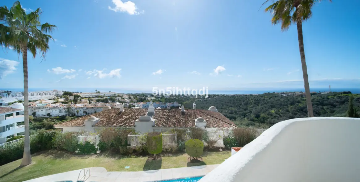 Sale of middle floor apartment in Calahonda 1