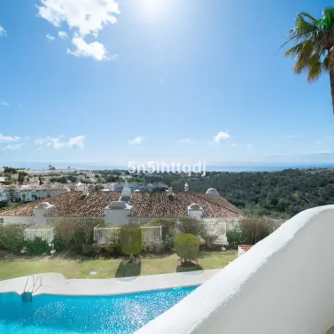 Sale of middle floor apartment in Calahonda