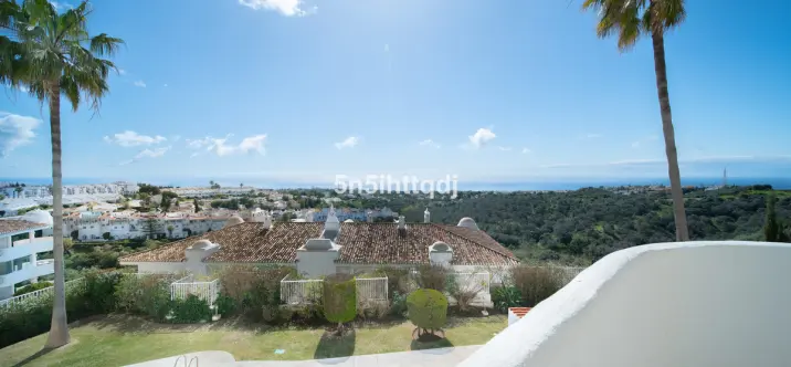 Sale of middle floor apartment in Calahonda 0