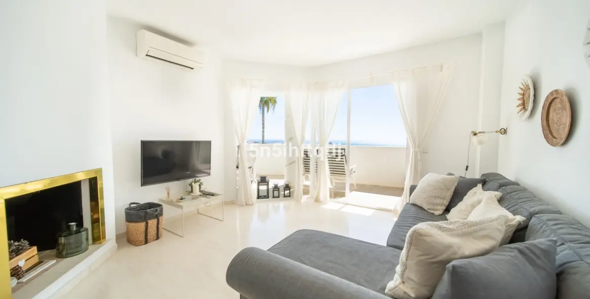 Sale of middle floor apartment in Calahonda 2