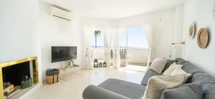 Sale of middle floor apartment in Calahonda 1