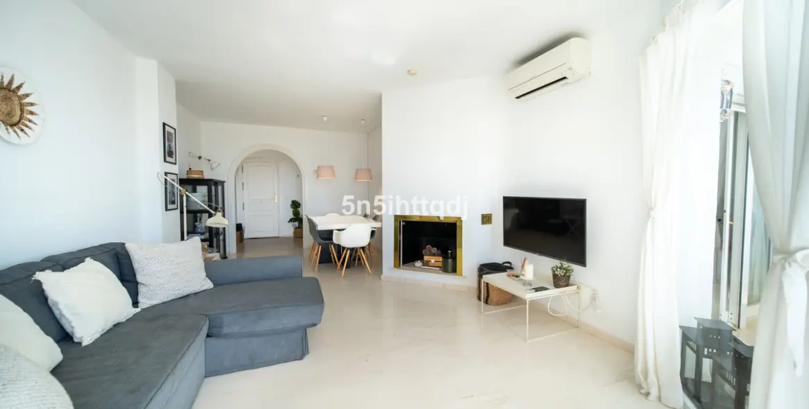 Sale of middle floor apartment in Calahonda 3