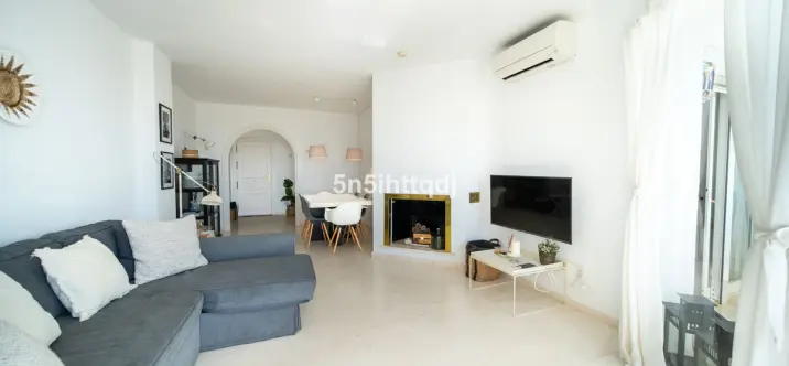 Sale of middle floor apartment in Calahonda 2