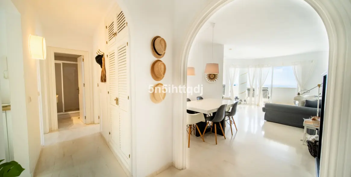 Sale of middle floor apartment in Calahonda 4