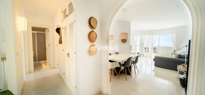 Sale of middle floor apartment in Calahonda 3