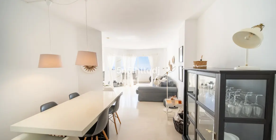 Sale of middle floor apartment in Calahonda 5