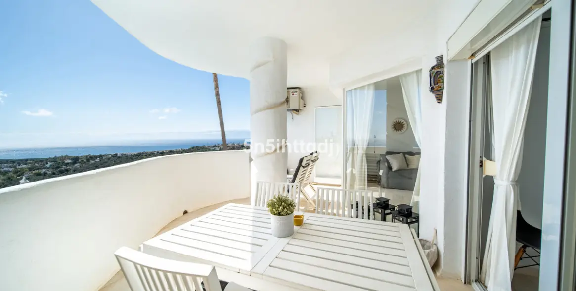 Sale of middle floor apartment in Calahonda 6