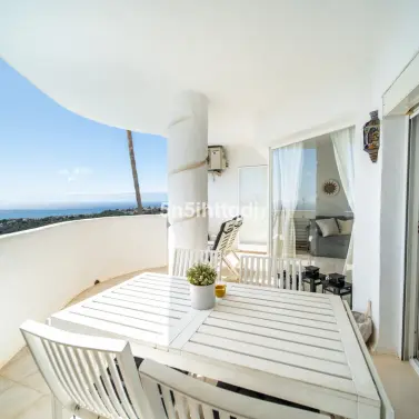 Sale of middle floor apartment in Calahonda